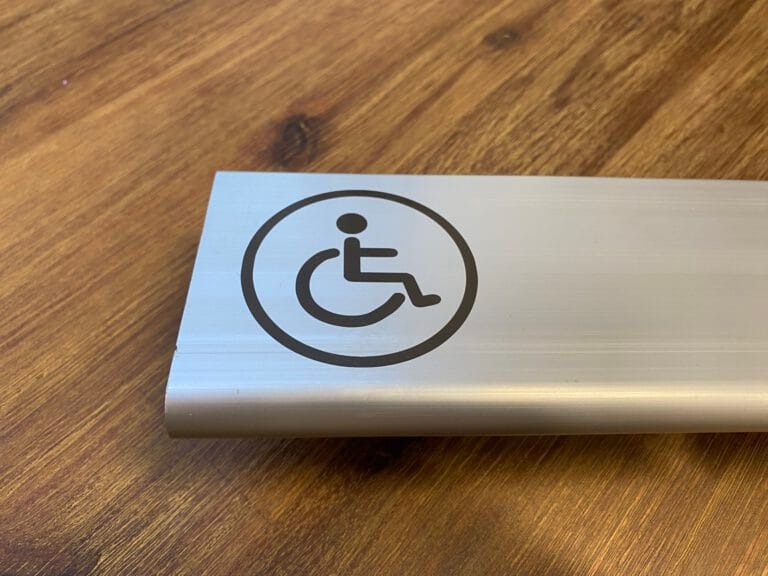 Lasergravur: dunkle Gravur auf eloxiertem Aluminium