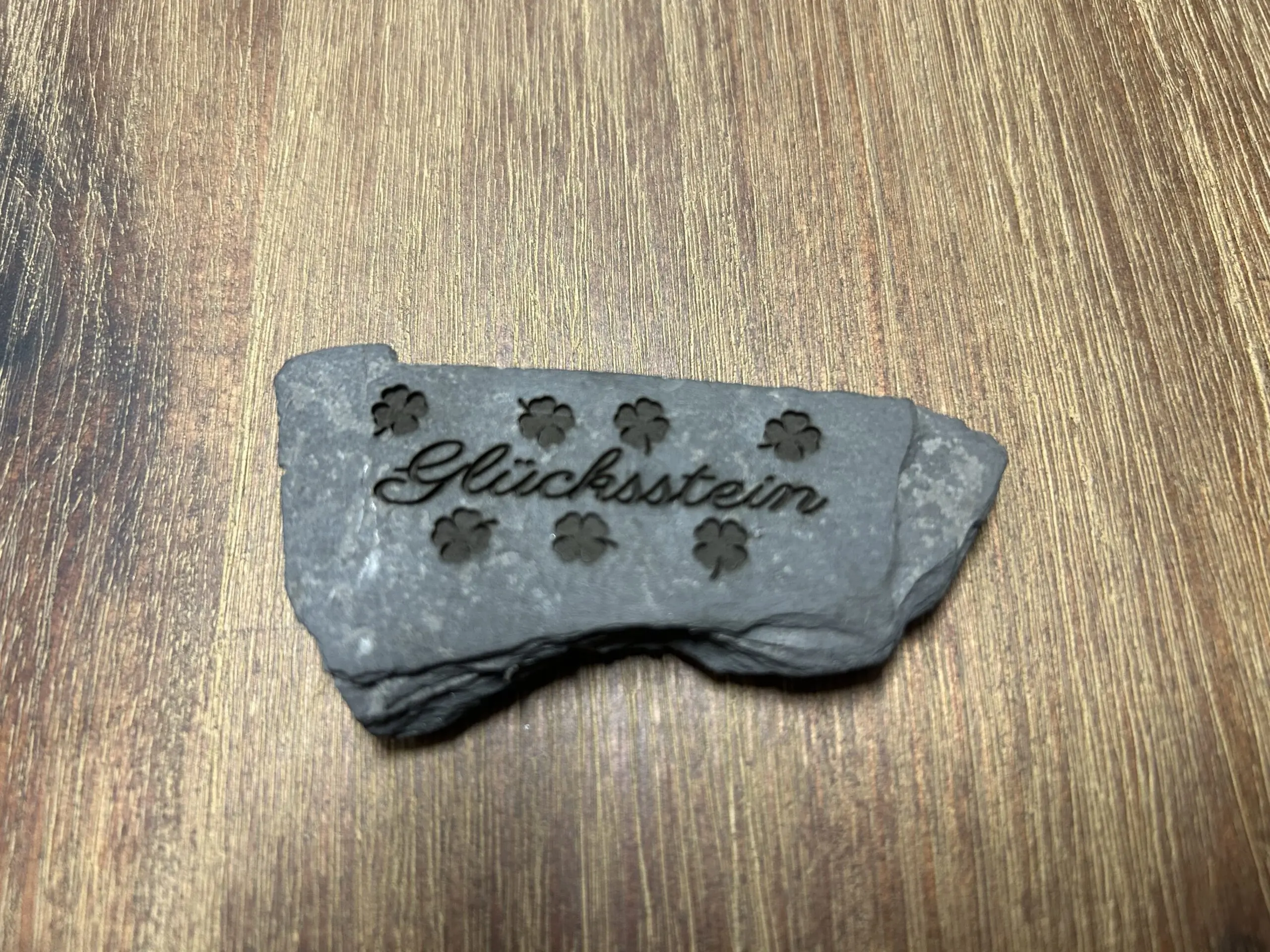 tiefe Lasergravur auf Schiefer