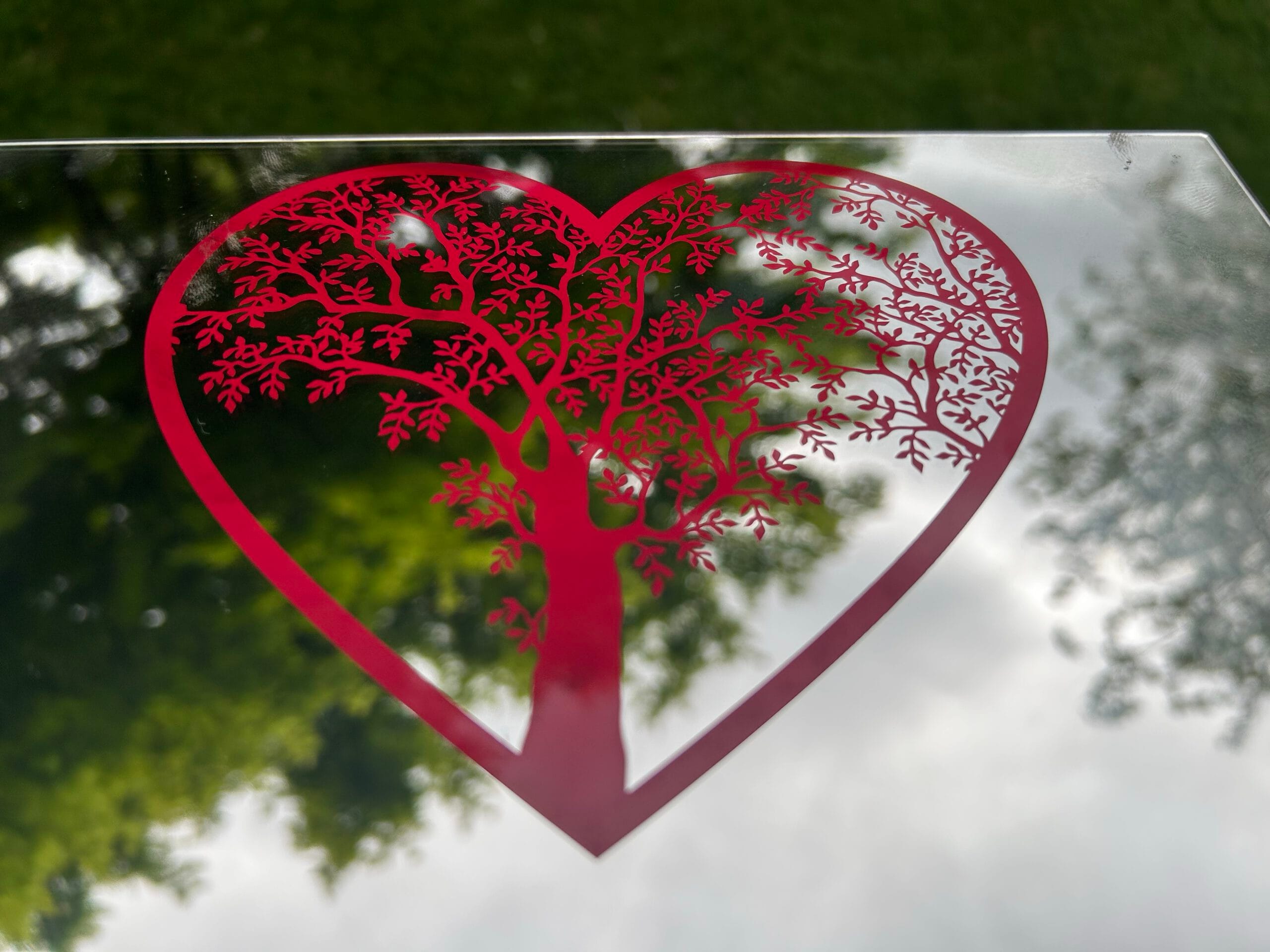 Lasergravur eines Spiegels mit Farbe ausgelegt