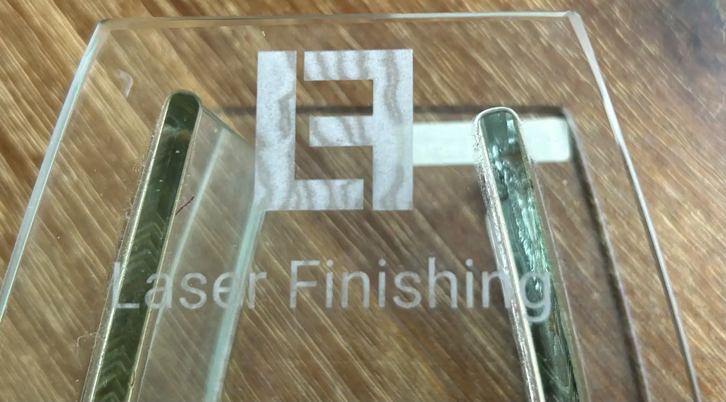 Gravure laser fine sur verre
